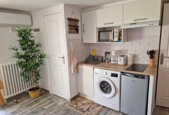 STUDIO SUNSET allows 18 year olds to book a room