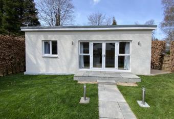 White Cottage - Cosy Holiday Cottage in Drymen, Loch Lomond & Trossachs has Balcony rooms