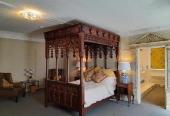 Stone Court House has Balcony rooms