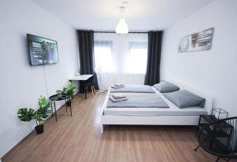 Stuttgart City 4ZW in bester City Lage am Berliner Platz f  r max. 6 Personen allows 18 year olds to book a room