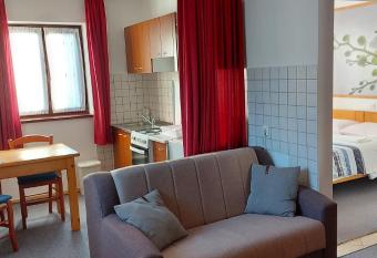 house anna allows 18 year olds to book a room