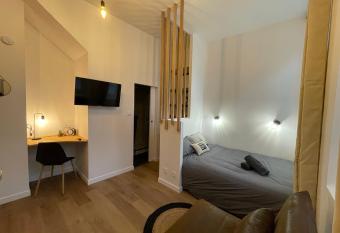 LE VOLTA - Appartement - Centre ville Calais allows 18 year olds to book a room