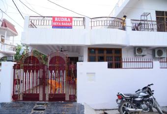 RUDRA VILLA GUEST HOUSE has Balcony rooms