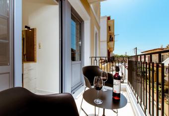 Emeli Suites has rooms with a private hot tub