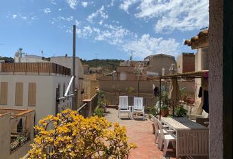 NOTARIA-Apartamento y Estudio en casco antiguo, al lado de playa, Rambla y Monasterio, con acceso a terraza ajardinada has Balcony rooms