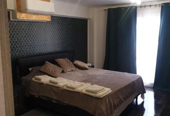 AHOY DELUXE APTS has Smoking rooms