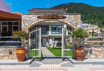 Alegria Studios has Balcony rooms