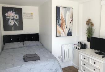 Lovely modern newly decorated 1 bed Studio has Balcony rooms