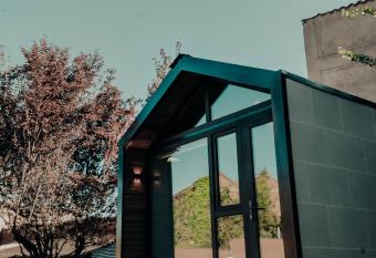 Cabin & Garden San Blas allows 18 year olds to book a room