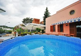 Pi.L  . Bed and breakfast allows 18 year olds to book a room