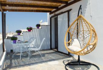 Central Studio Sea View has Balcony rooms