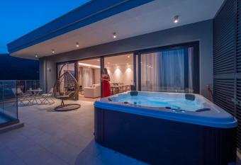 Luxury Victoria Penthouse has Balcony rooms
