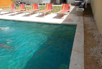 A & A TERANGA has rooms with a private hot tub