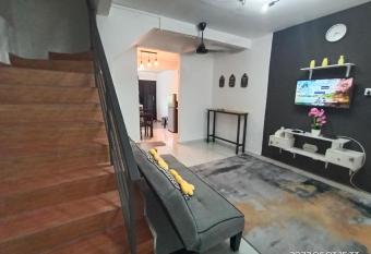 Homestay Ayah Kluang has Balcony rooms