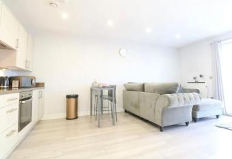 Georgina Beach Luxury 2 Bed Apartment - Walking Distance To Beach has Balcony rooms