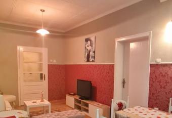 Apartmani  has rooms with a private hot tub