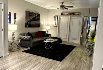 *The London Modern Luxury Rental*ATL/POOL/BALCONY! has Balcony rooms