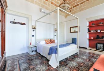 Castriota 19 - Jacuzzi Apartment SIT allows 18 year olds to book a room