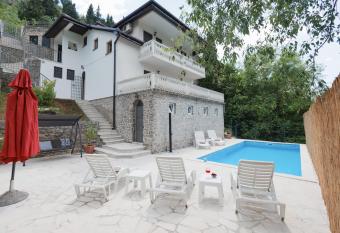 Villa Old Town Stolac allows 18 year olds to book a room