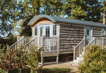 Hornington Manor Luxury Shepherd Huts has Balcony rooms