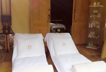 Massages & Jacuzzi privatif au G  te POMME NATURE has rooms with a private hot tub