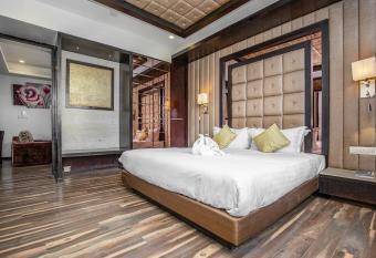 Mahabir Palace has rooms with a private hot tub