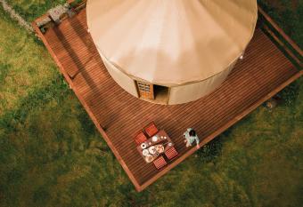Estancia Las Araucarias has rooms with a private hot tub
