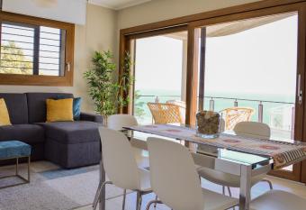 Isola Bella Luxury View has rooms with a private hot tub