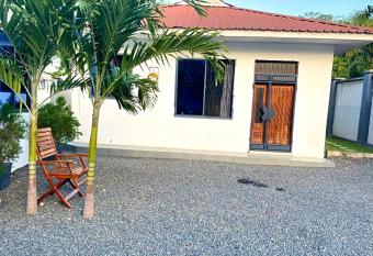 Tulivu House -2bedroom vacation home close to the beach has Balcony rooms