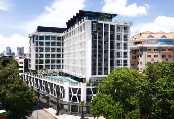 TRIBE Phnom Penh Post Office Square has Balcony rooms