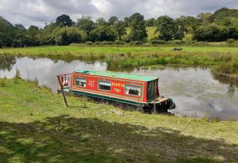 Pretty & cosy boat in stunning valley view Wales allows 18 year olds to book a room
