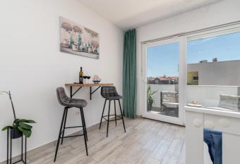 Apartmani Princi Trogir allows 18 year olds to book a room
