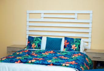 Paradise Hotel Resort and Conference has rooms with a private hot tub