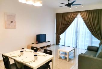 2211 Atlantis Residence Wi-Fi Poolview Jonker Malacca by Marine Homestay has Balcony rooms
