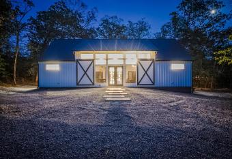 'The Barndo' 4br Luxury Cabin, Hot Tub, Fire Pit, Bunks, Arcades, Playhouse! has rooms with a private hot tub