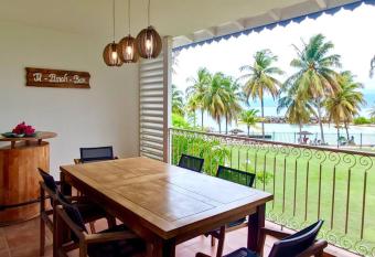 Ti Punch Appartement pied dans l eau avec piscine has Balcony rooms