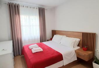 Comfy apartment- Sunny balcony has rooms with a private hot tub