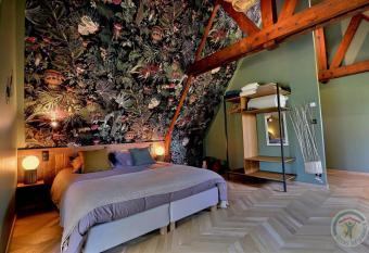 Manoir de la droulinais has rooms with a private hot tub