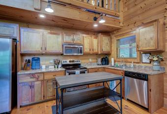 BearLUX Lodge at Blue Ridge     Hot Tub, Sauna, Gym! has rooms with a private hot tub