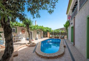 Villa Endeavour has Balcony rooms