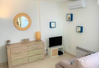 Large studio 200m from the sandy beaches air conditioning wifi has Balcony rooms