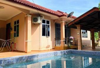 D Alia Homestay has Balcony rooms