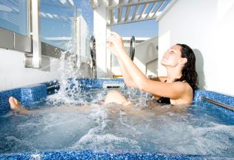 Club House Hotel has rooms with a private hot tub