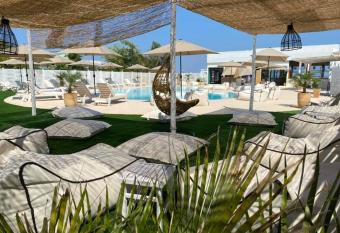 DEL REY allows 18 year olds to book a room