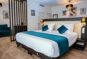 Cottages de France CDG allows 18 year olds to book a room