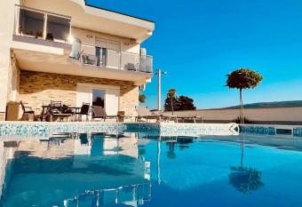 Villa Ella has Balcony rooms