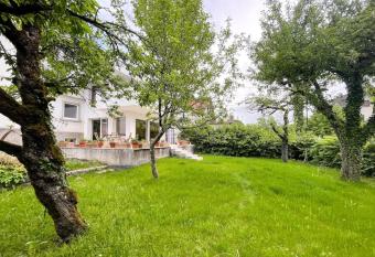 Sch  ne Wohnung mit gro  em Garten in zentraler Lage has Balcony rooms