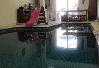 Piscina interna aquecida e uma vista perfeita. has Smoking rooms