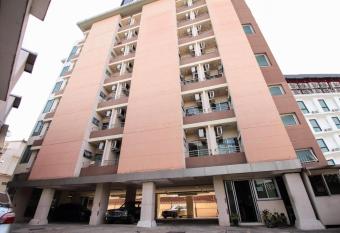 Mee sook Hotel and Residence has Balcony rooms