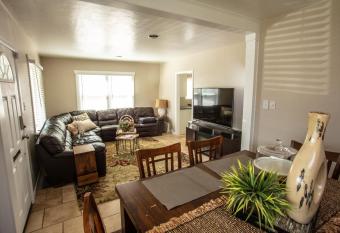 Comfortable Bungalow near Liberty Park has rooms with a private hot tub